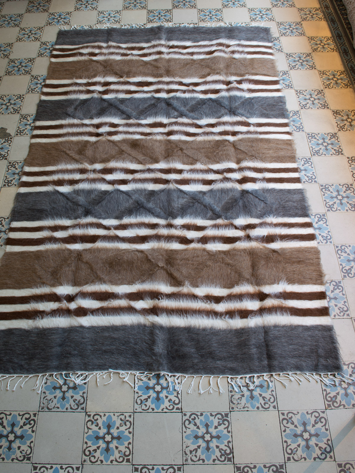 tapis mohair gris avec beige et marron